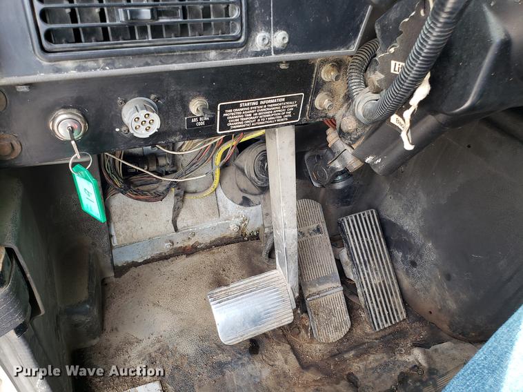 image for item ET9755 2002 International 9100i semi truck