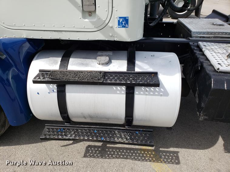 image for item ET9755 2002 International 9100i semi truck