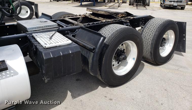 image for item ET9755 2002 International 9100i semi truck