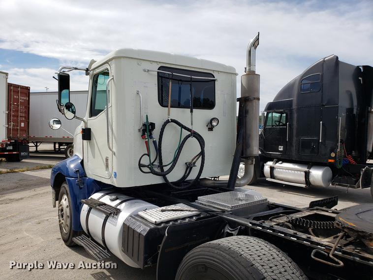 image for item ET9755 2002 International 9100i semi truck