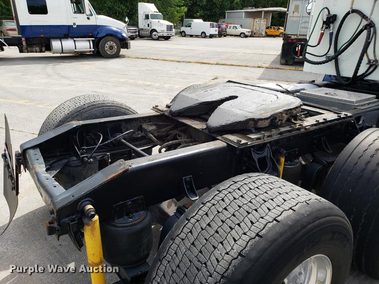 image for item ET9755 2002 International 9100i semi truck