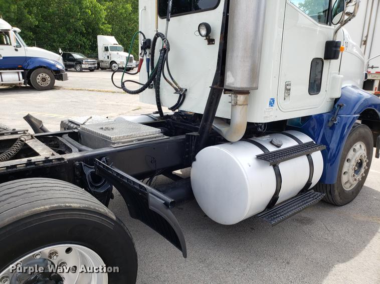 image for item ET9755 2002 International 9100i semi truck