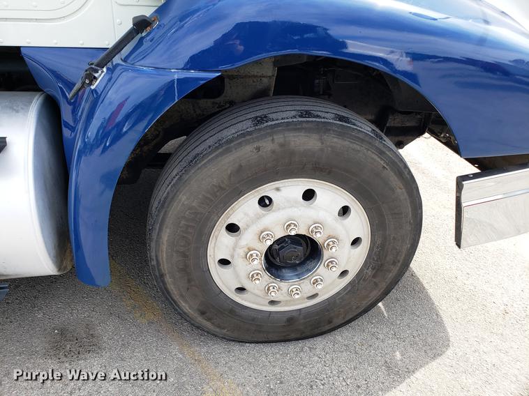 image for item ET9755 2002 International 9100i semi truck