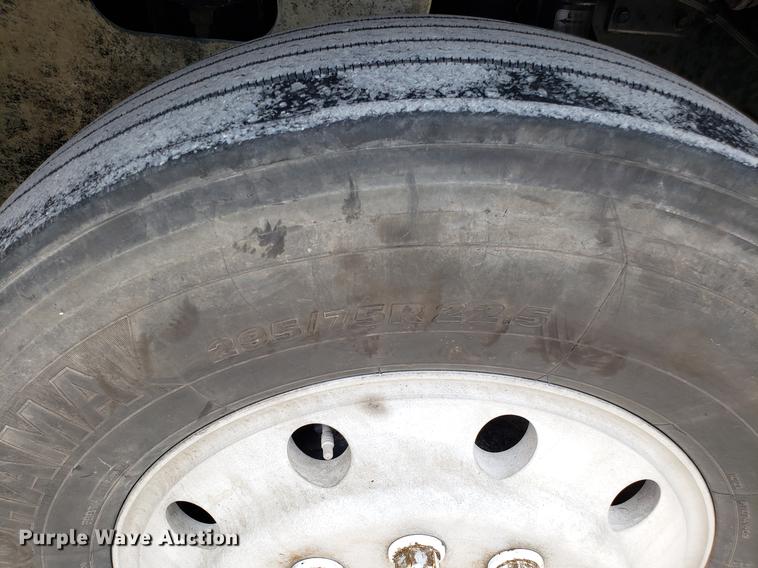 image for item ET9755 2002 International 9100i semi truck