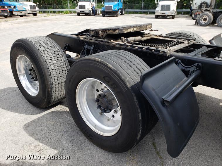 image for item ET9755 2002 International 9100i semi truck