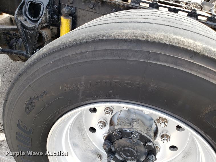 image for item ET9755 2002 International 9100i semi truck