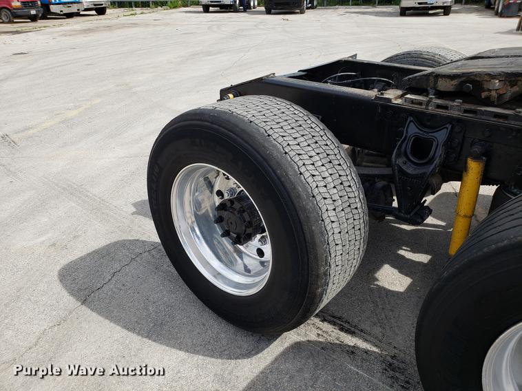 image for item ET9755 2002 International 9100i semi truck