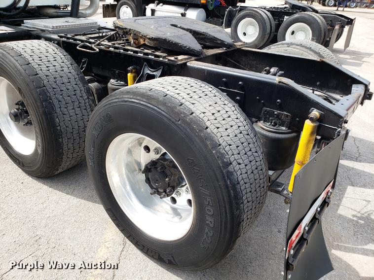 image for item ET9755 2002 International 9100i semi truck