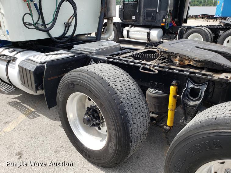 image for item ET9755 2002 International 9100i semi truck