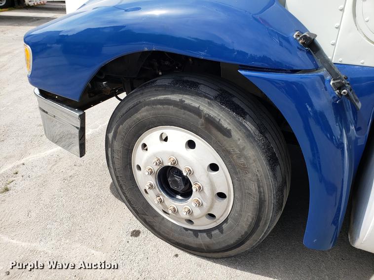 image for item ET9755 2002 International 9100i semi truck