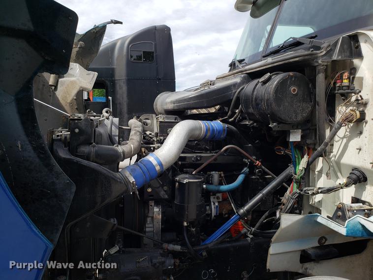 image for item ET9755 2002 International 9100i semi truck