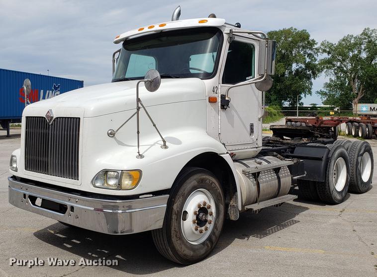 image for item ET9756 2001 International 9200i semi truck