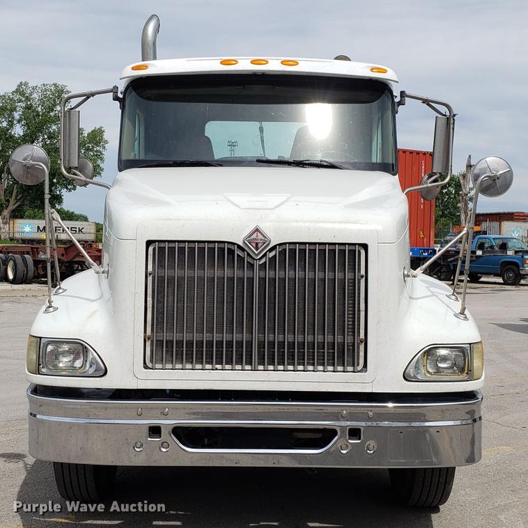 image for item ET9756 2001 International 9200i semi truck