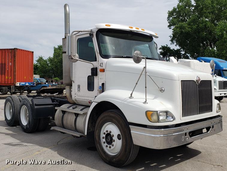 image for item ET9756 2001 International 9200i semi truck