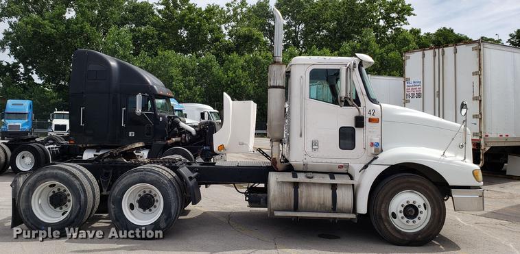 image for item ET9756 2001 International 9200i semi truck