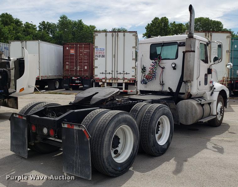 image for item ET9756 2001 International 9200i semi truck