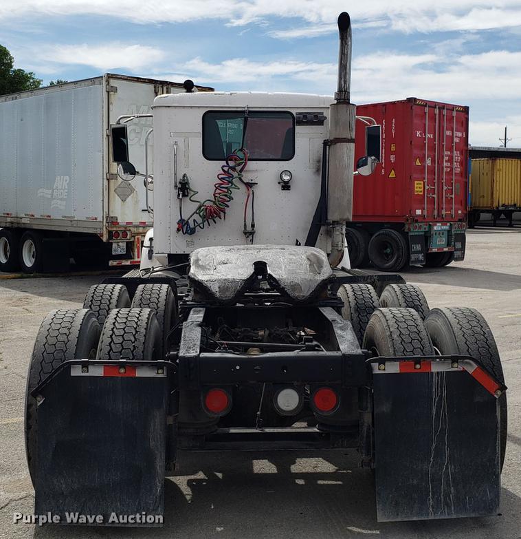 image for item ET9756 2001 International 9200i semi truck