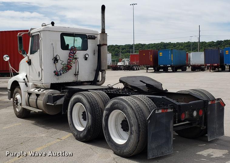 image for item ET9756 2001 International 9200i semi truck