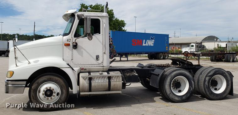 image for item ET9756 2001 International 9200i semi truck
