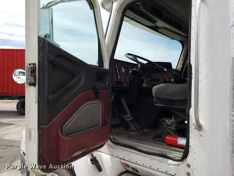 image for item ET9756 2001 International 9200i semi truck