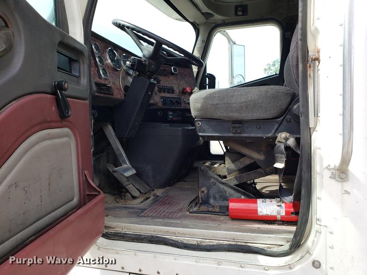 image for item ET9756 2001 International 9200i semi truck