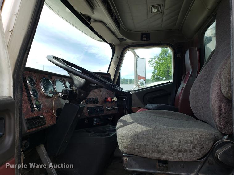 image for item ET9756 2001 International 9200i semi truck