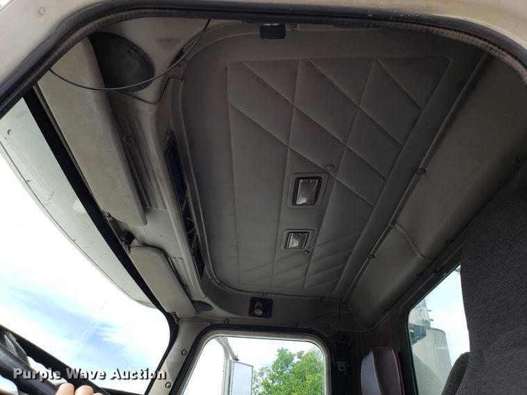 image for item ET9756 2001 International 9200i semi truck