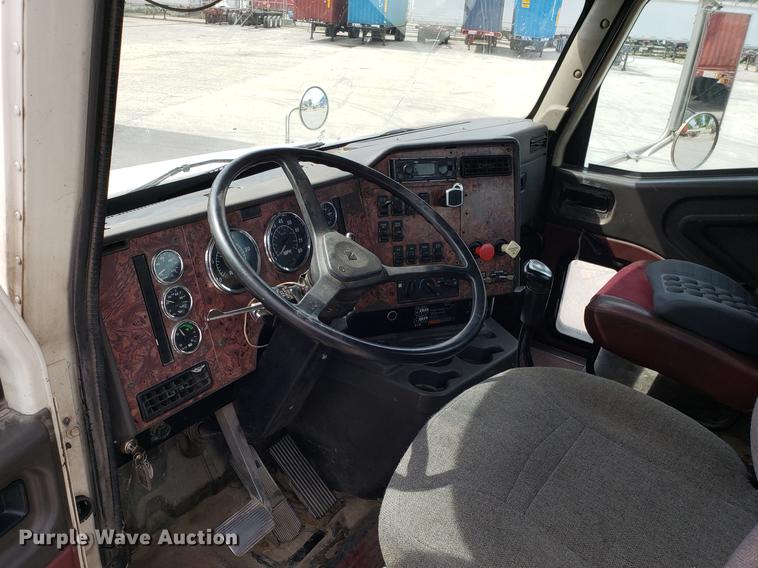 image for item ET9756 2001 International 9200i semi truck