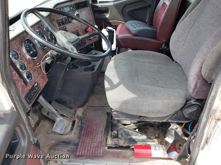 image for item ET9756 2001 International 9200i semi truck