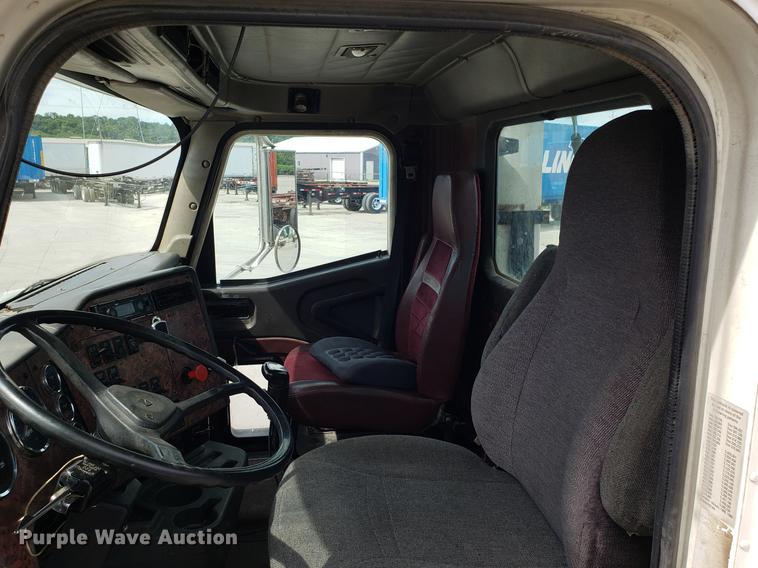 image for item ET9756 2001 International 9200i semi truck