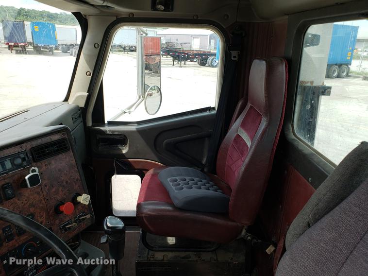 image for item ET9756 2001 International 9200i semi truck