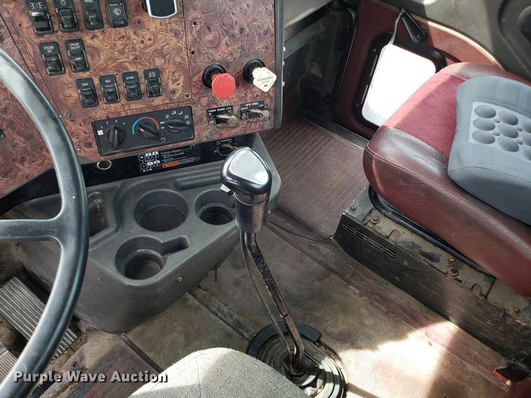 image for item ET9756 2001 International 9200i semi truck