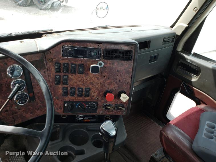 image for item ET9756 2001 International 9200i semi truck