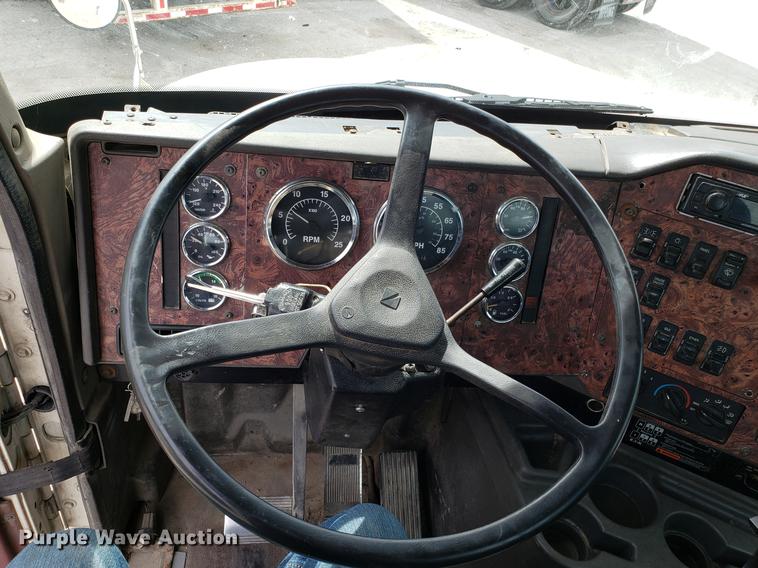 image for item ET9756 2001 International 9200i semi truck