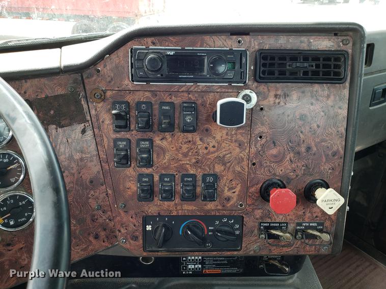 image for item ET9756 2001 International 9200i semi truck