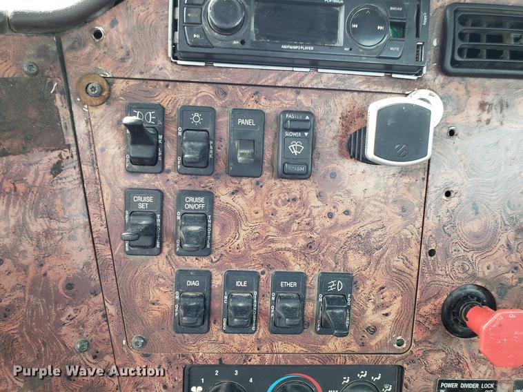 image for item ET9756 2001 International 9200i semi truck