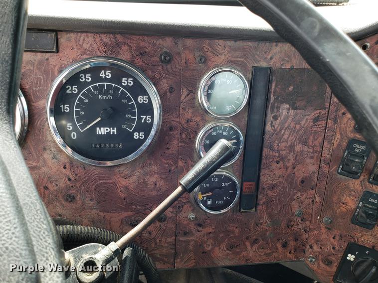 image for item ET9756 2001 International 9200i semi truck