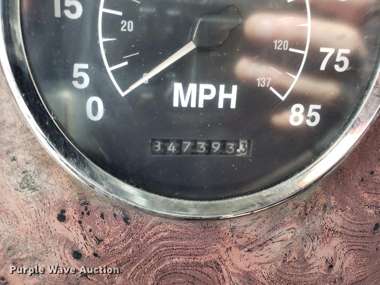 image for item ET9756 2001 International 9200i semi truck