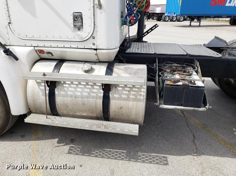 image for item ET9756 2001 International 9200i semi truck