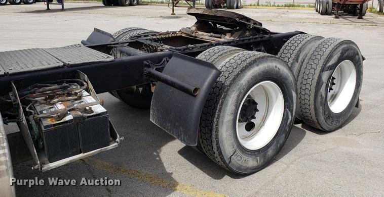 image for item ET9756 2001 International 9200i semi truck