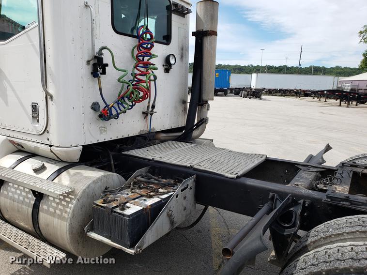 image for item ET9756 2001 International 9200i semi truck