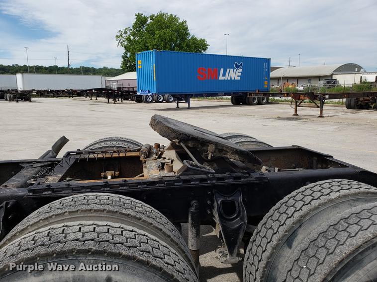 image for item ET9756 2001 International 9200i semi truck