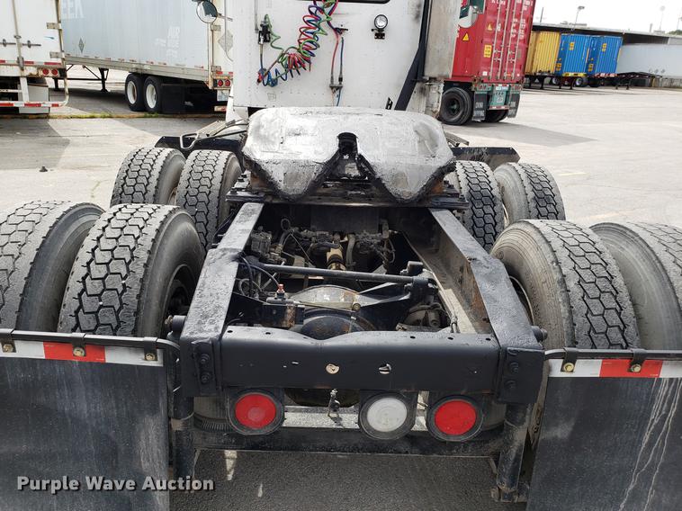 image for item ET9756 2001 International 9200i semi truck