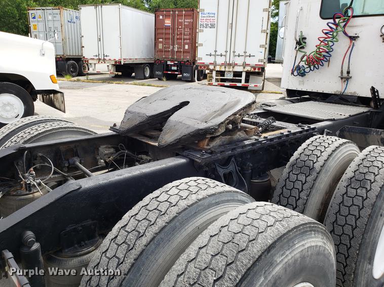 image for item ET9756 2001 International 9200i semi truck