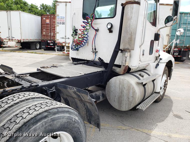 image for item ET9756 2001 International 9200i semi truck