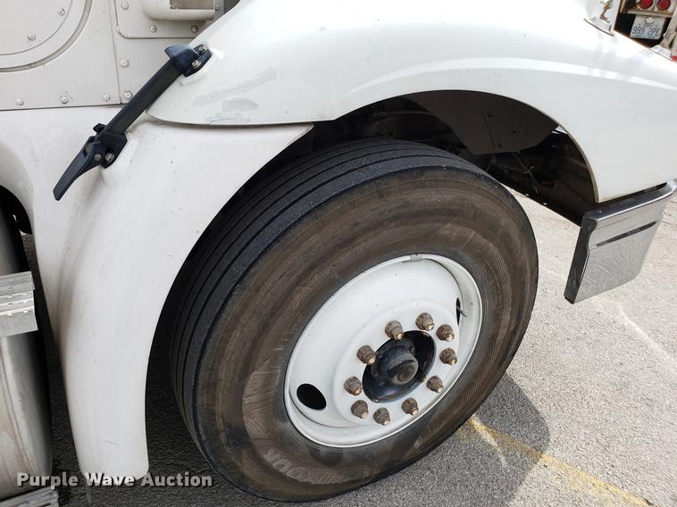 image for item ET9756 2001 International 9200i semi truck