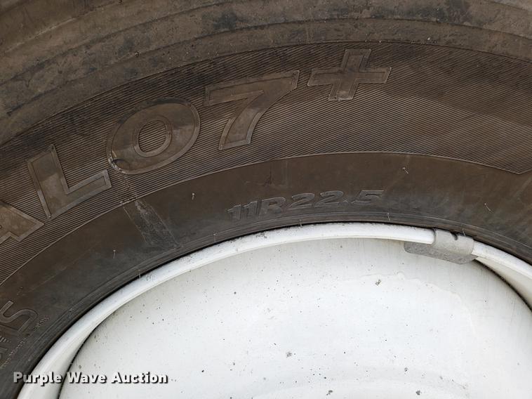 image for item ET9756 2001 International 9200i semi truck