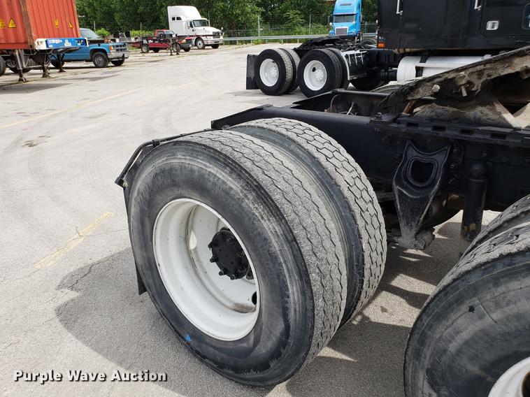 image for item ET9756 2001 International 9200i semi truck