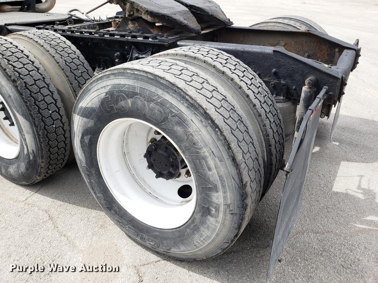 image for item ET9756 2001 International 9200i semi truck