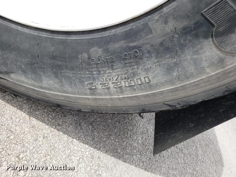 image for item ET9756 2001 International 9200i semi truck